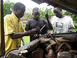 ブルーカーの状態をチェックする研修生