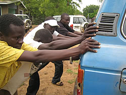 4人がかりで、「押せー！！」