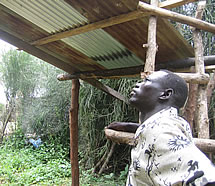 建設中の家を見上げて夢を語るセビット