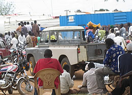 ガソリンスタンドに群がる人びと