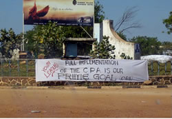 街中で見かける、包括和平協定（CPA）の実施を求めるバナー