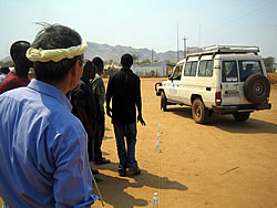 ロープとペットボトルで作ったコースで運転実習