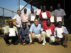 修了証を手に記念撮影