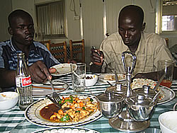 中華料理初体験！右がアバテ 