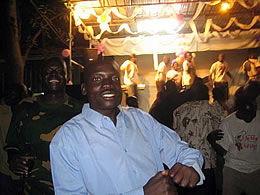 ステージの前で踊る研修生モモ