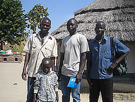 先生（中央）を囲んで。左がアルフレッド