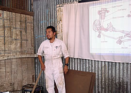 手製の図解で講義を行う坂本 