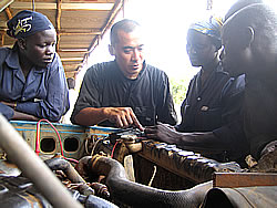 実際の車輌で各部の機能を示す井谷 