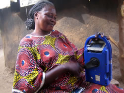 ハンドルを回すリリーさん