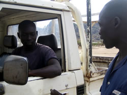 「カーブはこう曲がるんだよ」教官の指導に耳を傾ける研修生マリッシュ