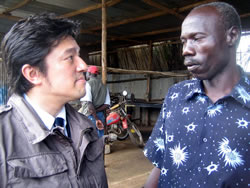 サイモン工場長の説明に耳を傾ける中山外務大臣政務官