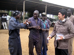 政務官に渡された名刺を手にはしゃぐ研修生ジョセフィン（左）