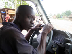 交差点で左右を確認