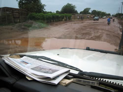 雨季になると、道路に水溜りが...