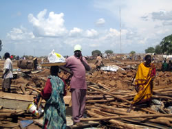 撤去後のマーケット。「何かいいものが残っていないか」と瓦礫の中を探しまわる人びと