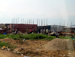 郊外の「ニューマーケット」では拡張工事が進んでいた