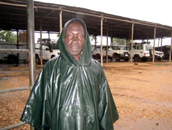 スタッフでただひとり、レインコート着用で通勤するアレックス。彼のレインコートは、彼が国連機関UNOPSで働いていた時に支給された。