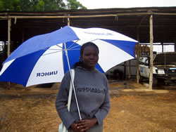傘をさして通ってくる唯一の研修生、ジョセフィン。彼女は昨年「難民の日」イベントで、賞品として傘を獲得した