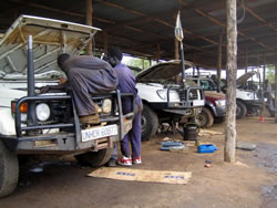 メインの整備場は今日も車両で満杯