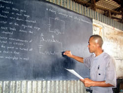 図を書いて説明する井谷