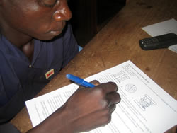 「電装システム」初回のテストを受けるジスマル。勉強熱心の彼は満点を取った