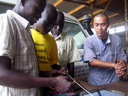 休日にも行われた授業。「これは伝導体？それとも絶縁体？」テスターを使って確かめる