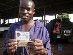 運転免許を手にしてご満悦のモモ