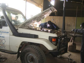 JVC工場内で修理を受けるヤンビオからのUNHCR車両