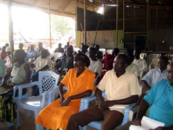 スピーチに耳を傾ける卒業生たち（第1、2列）