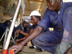 慣れない手つきで作業（作業は必ず整備士がチェックしています）