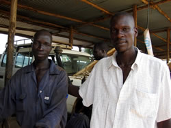  ■退院後、仲間たちに顔を見せに戻ってきたタバン（右）