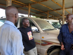 休暇でジュバに戻ってきたアルフレッド（中央）。去年の研修生仲間と久々の再会