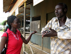 就職先の決定をサイモン工場長（右）に報告するジョセフィン