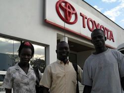 トヨタ・ウガンダの前で(左からポニー、マリッシュ、ボスコ)