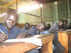 筆記試験。どの研修生も真剣な表情