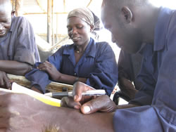 アニャマ（手前）の口頭試問を受けるチャンディル