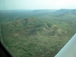 飛行機から見たヌバ山地。丘のような山々が広がる
