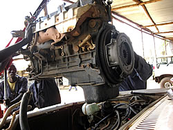 エンジンの取り外しには専用のクレーンを使う