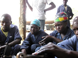 真剣な表情で作業を見つめる