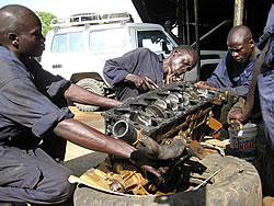 若手整備士のボスコ（右奥）も作業に参