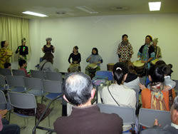  ■報告会の後は、地元のアフリカ太鼓演奏グループが登場