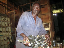 SCC工場を支えるのはこの人。工場長のサイモンさん