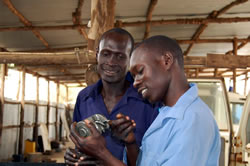 真面目一徹、無口なイペ（左）は勉強熱心。