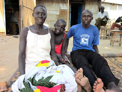 童顔だが故郷に奥さんがいるトモール。左は同居する叔母さんと娘さん。