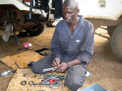 SCC整備工場で働いていた頃のヤカニ。細かいことにも良く気づく整備士だった