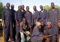 2009年度をもって事業を終了したJVC車両整備工場の研修生たち（当時）。彼らの多くも国際NGOや援助機関への就職を希望していた（実際にできたのは1名）。