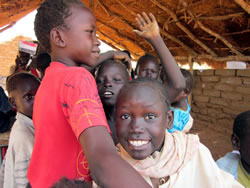 ボロボロ（？）の校舎ではしゃぐ生徒（ウドゥ村）