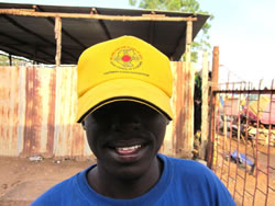 SCC（スーダン教会評議会）のキャンペーン帽子。「Southern Sudan Referendum（南部スーダン住民投票）」と書かれている。帽子をかぶっているモーゼス君「この写真、帽子はよく写っているけど、顔が暗くて誰だか分からないじゃないか！」