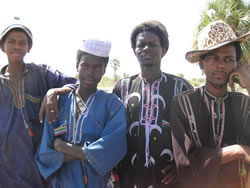 民族衣装が印象的なファラータの若者