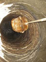 木の枝のリングを積み重ねた井戸の内壁